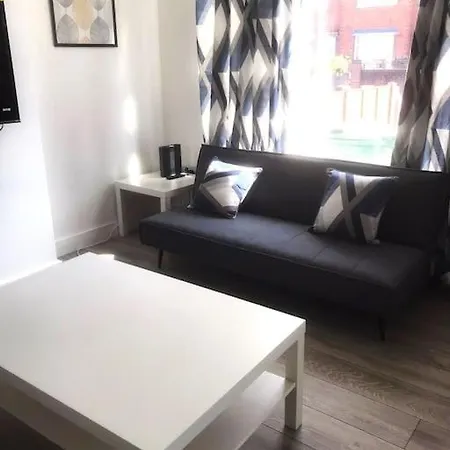 Bassett Hse, 3 Bdr, Free Onsite Parking, Supper Fast Wifi, 4 Beds, Holiday home